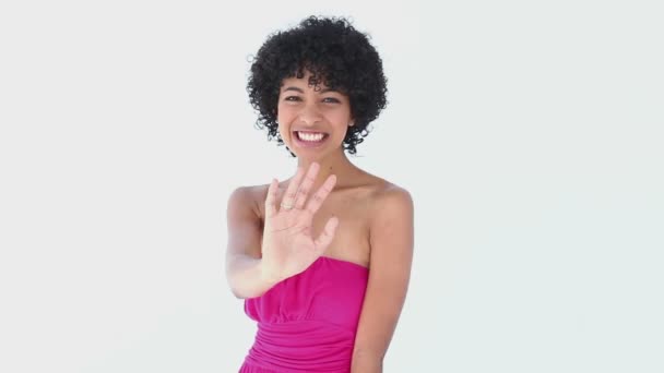 Mujer con el pelo muy rizado agitando su mano — Vídeos de Stock