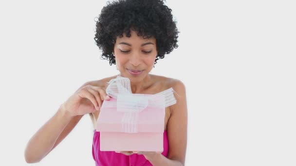 Mujer sonriendo mientras abre una caja de regalo — Vídeos de Stock