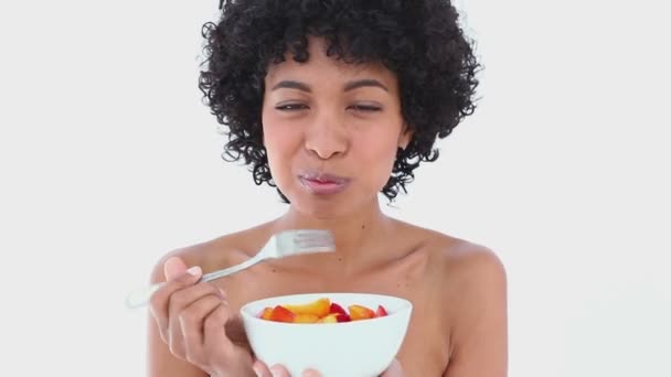 Uśmiechający się jedzenie sałatka owocowa — Wideo stockowe