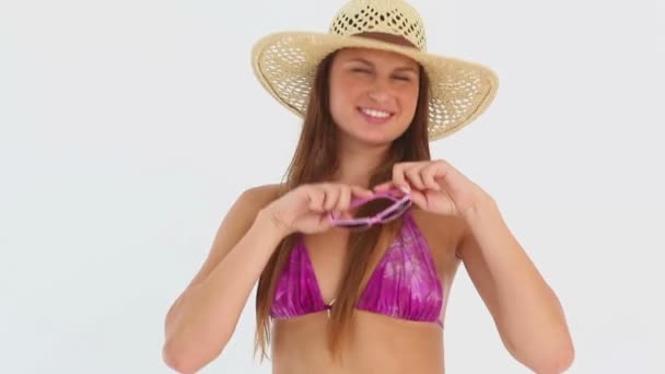 Mujer en bikini con gafas de sol rosas — Vídeo de stock