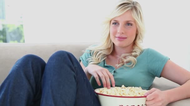 Молода жінка їсть попкорн — стокове відео