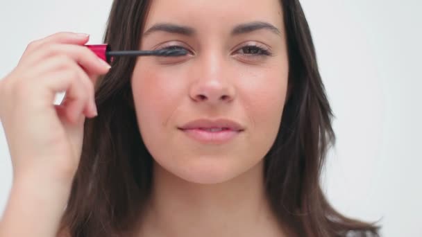 Femme heureuse utilisant le mascara sur ses cils — Video