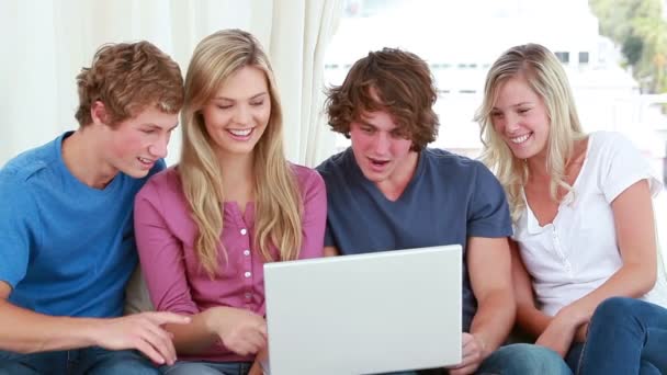 Amigos felizes rindo enquanto olham para um laptop — Vídeo de Stock