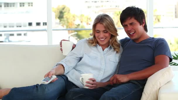 テレビを見て笑顔のカップル — ストック動画