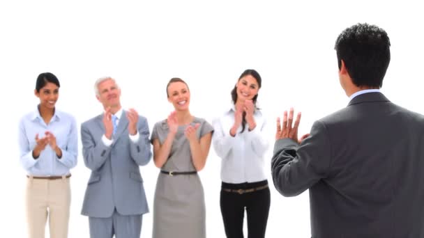 Un hombre de traje felicitado por sus colegas — Vídeos de Stock