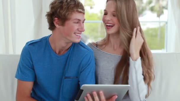 Paar samen te kijken naar een ebook — Stockvideo
