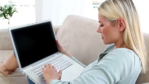 Blondine mit Laptop — Stockvideo