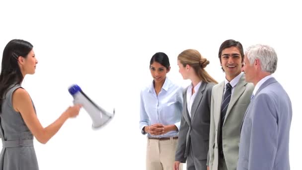 Empresaria usando un megáfono para gritar a sus compañeros de trabajo — Vídeo de stock