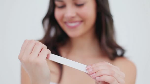 Sonriente morena mujer limando sus uñas — Vídeos de Stock