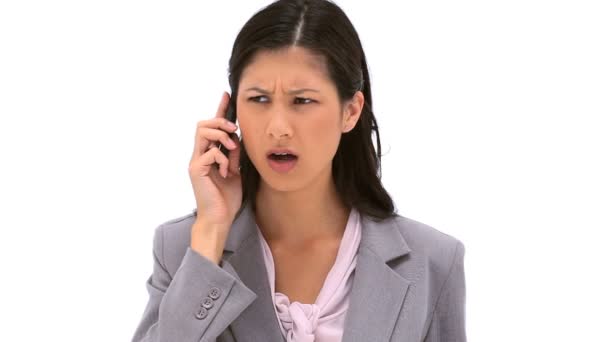 Poważne brunetka dama mówić na jej telefon — Wideo stockowe