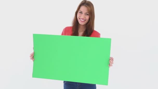 Hermosa mujer sosteniendo un cartel en blanco — Vídeos de Stock