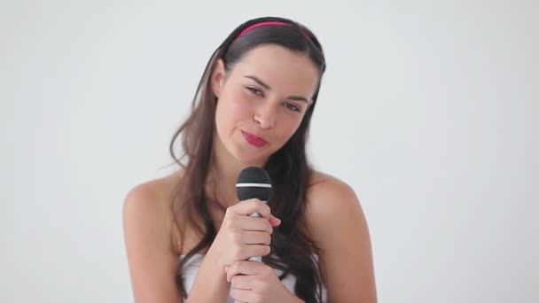 Bruna felice che canta in un microfono — Video Stock