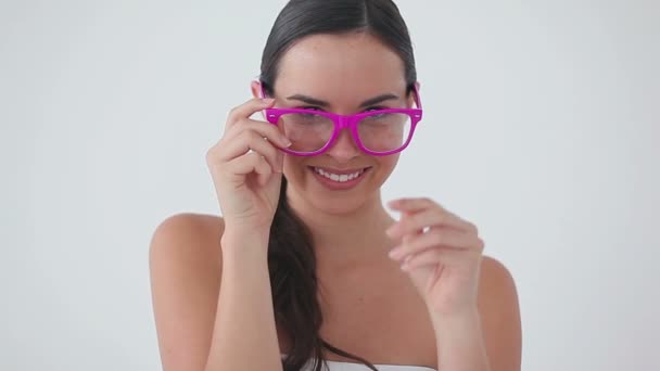 Mosolygó nő visel rózsaszín szemüveget, míg nevetve — Stock videók
