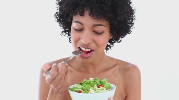 Donna dai capelli neri mangiare insalata — Video Stock