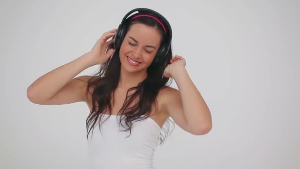 Mujer morena feliz con auriculares — Vídeo de stock