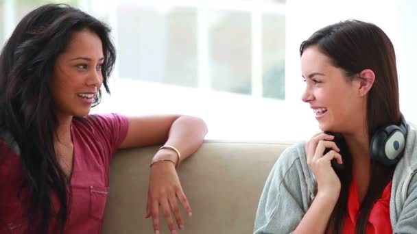 Улыбающиеся молодые женщины разговаривают друг с другом — стоковое видео