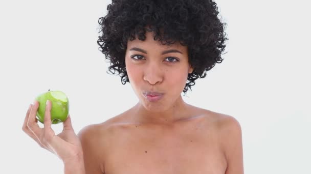 Kobieta jedząca zielone jabłko — Wideo stockowe