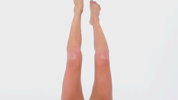 移动她的双腿的女人 — 图库视频影像