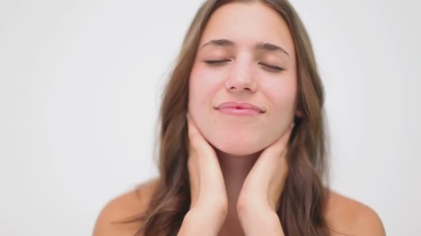 Sonriente morena masajeando su cuello — Vídeos de Stock