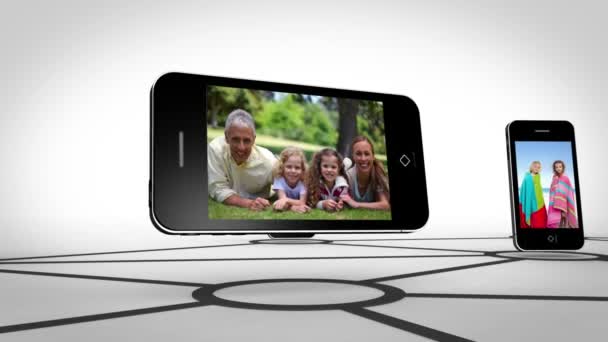 Familia feliz juntos en la pantalla del teléfono inteligente — Vídeo de stock