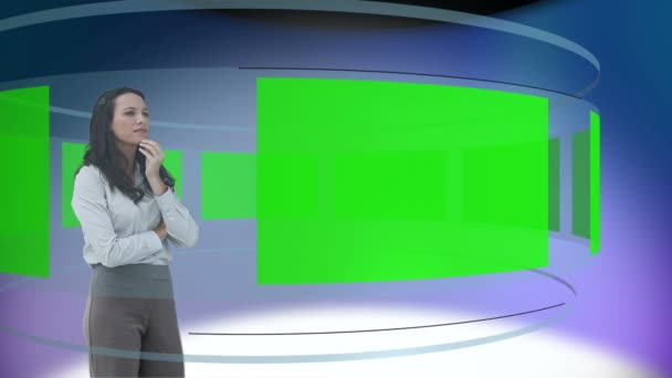 Goed geklede vrouw kijken naar verschillende schermen in Chromakey — Stockvideo