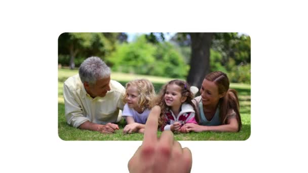 Familia disfrutando de sus vacaciones — Vídeos de Stock