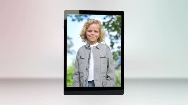 Video di una famiglia in un parco su tablet — Video Stock