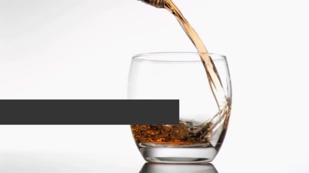 Видео виски в замедленной съемке — стоковое видео
