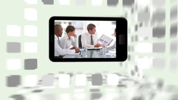 Vídeos de reuniones de negocios en la pantalla de un smartphone — Vídeo de stock