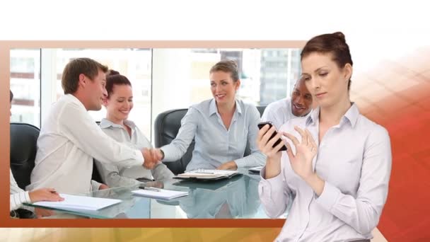 Відео бізнесу з жінкою смс на коричневому фоні — стокове відео