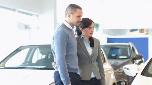 Pareja discutiendo sobre un coche — Vídeos de Stock