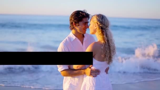 Pareja feliz besándose en la playa — Vídeo de stock