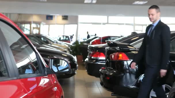 Empresario presentando un coche — Vídeos de Stock