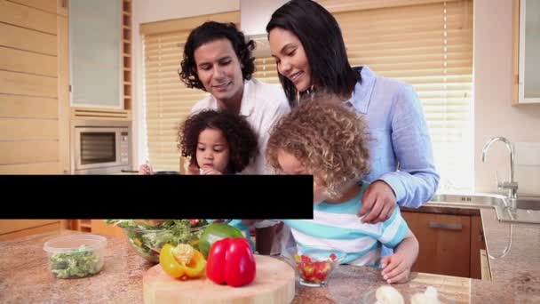 Familias preparando sus comidas — Vídeo de stock