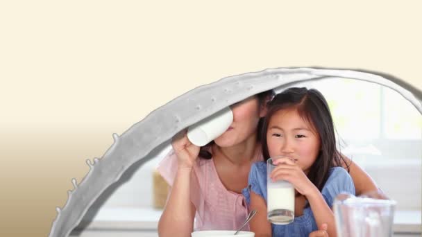 Videos einer asiatischen Familie, die Milch trinkt — Stockvideo