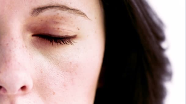 Mujer abriendo sus ojos en cámara lenta con colores girando dentro — Vídeos de Stock