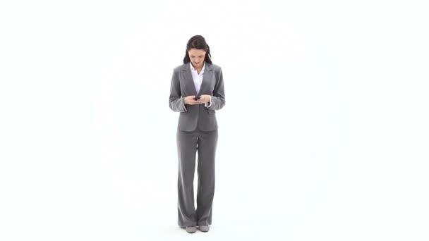 Γυναίκα των επιχειρήσεων κρατώντας ένα κινητό τηλέφωνο — Αρχείο Βίντεο
