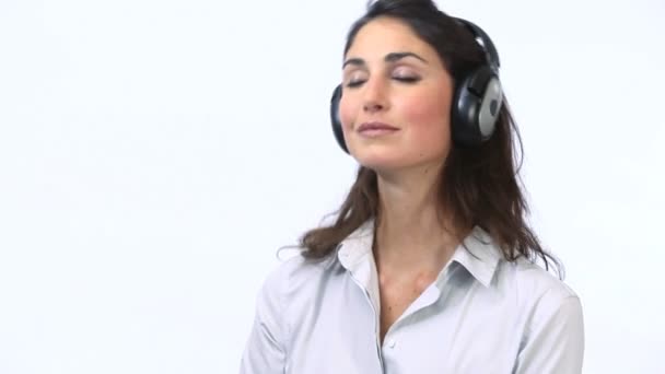 Kobieta słuchania muzyki z zamkniętymi oczami — Wideo stockowe