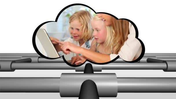 ラップトップを使用する方法を子供たちに教える親 — ストック動画