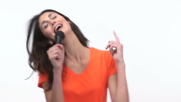 Mulher feliz dançando e cantando em um micro — Vídeo de Stock