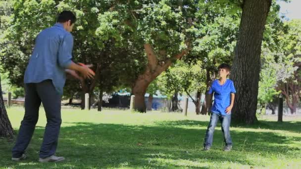 Zoon met zijn vader frisbee spelen — Stockvideo