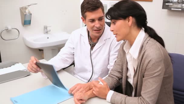 Médico explicando la radiografía a los pacientes — Vídeos de Stock