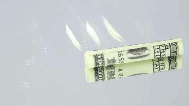 Drie lijnen van cocaïne en een gevouwen bill — Stockvideo