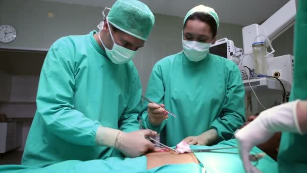 Vážné lékaři při pohledu na pacienta — Stock video
