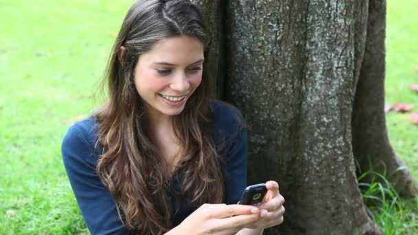 Sorrindo mulher mensagens de texto — Vídeo de Stock