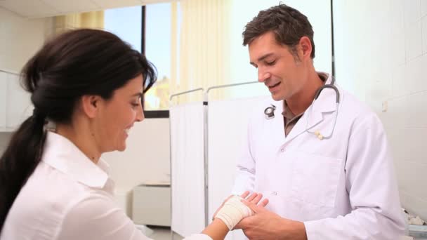 Médico bandagem paciente pulso — Vídeo de Stock
