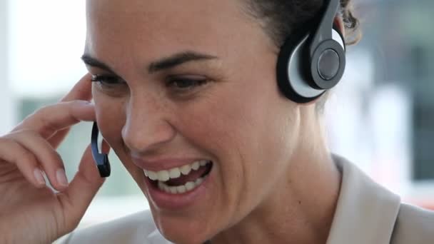 Mujer sonriente hablando en un auricular — Vídeos de Stock