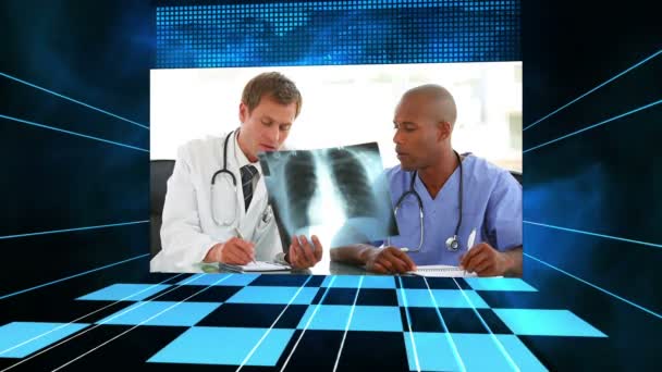 Videos von Ärzten bei der Analyse von Röntgenaufnahmen — Stockvideo