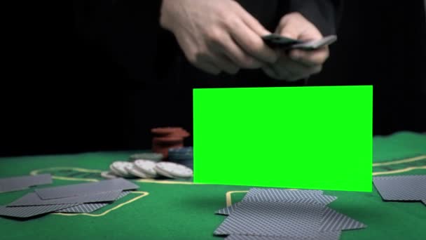 Hombre arrojando cartas sobre la mesa — Vídeos de Stock