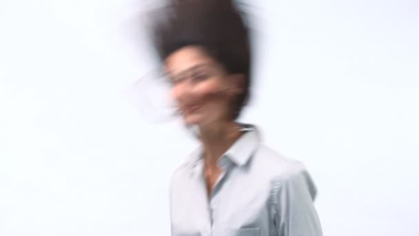 女人玩她的头发 — 图库视频影像
